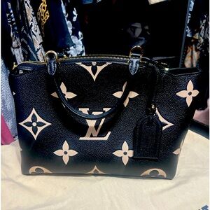 The perfect everyday companion sophisticated Petit Palais handbag.